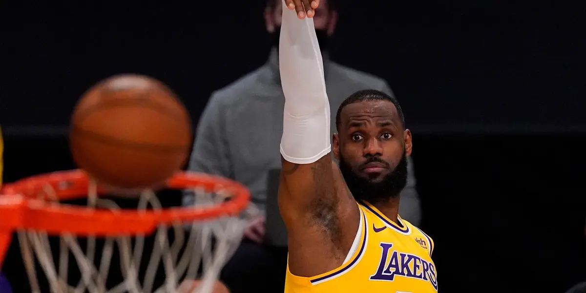 All-star player Dejounte Murray thanks LeBron James for his participation in the Seattle Pro-Am league.