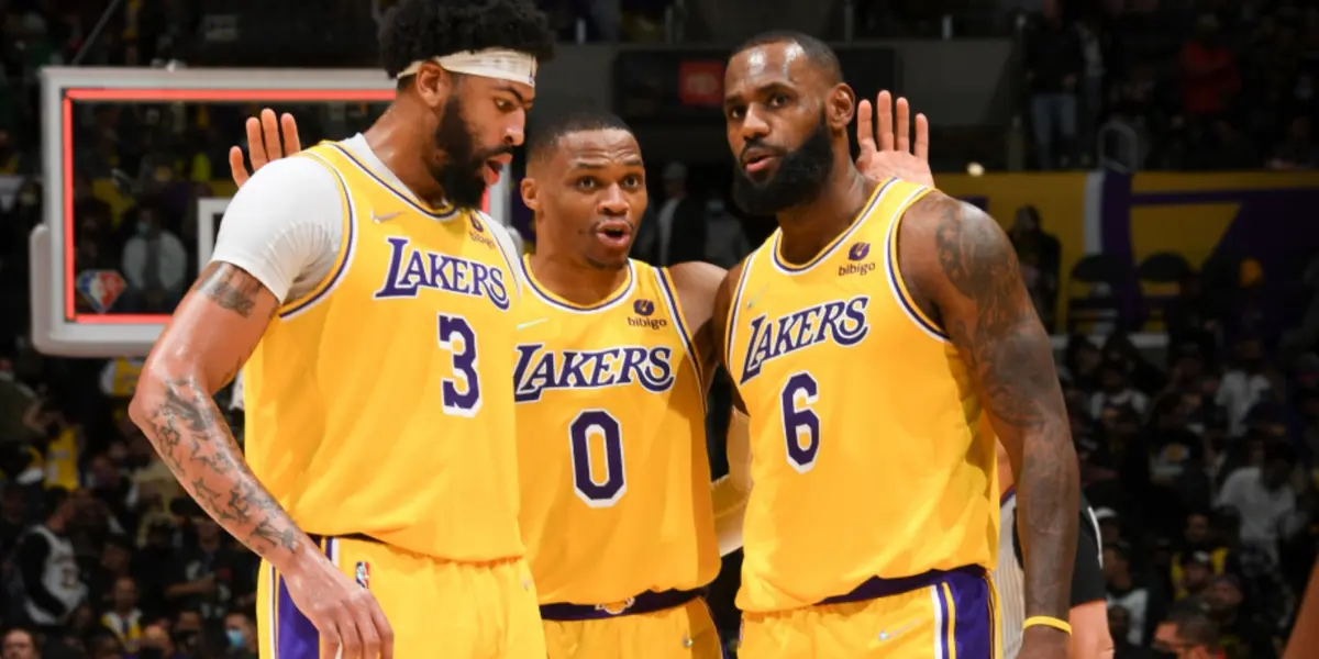 Former Lakers player and coach Byron Scott believes that the all-star trio in the Lakers can still work.