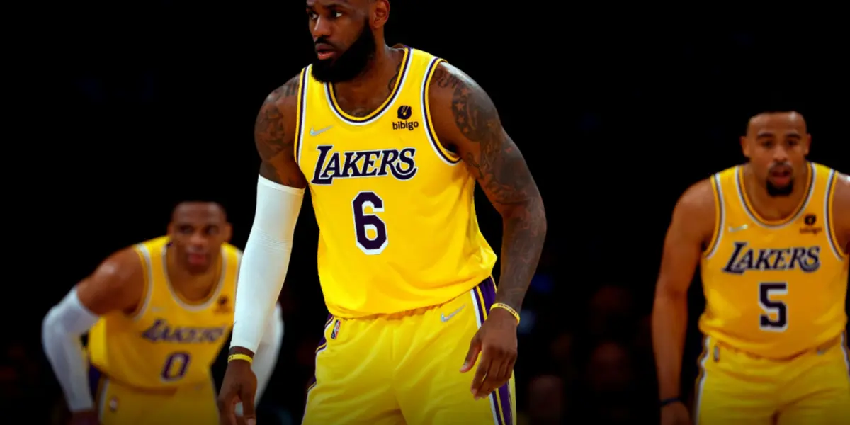 Which teams are the favorites according to casinos.